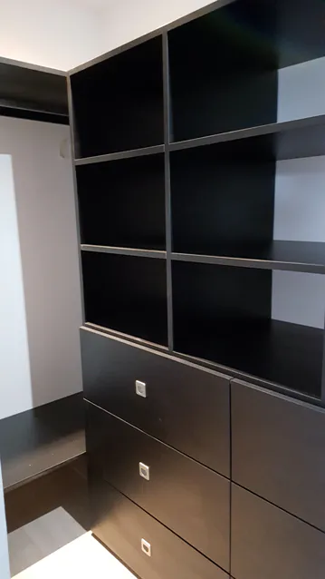 Roupeiro preto