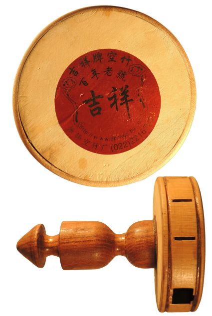 Nom: -
Date: 2008
Matière et couleur: bambou et autre essence
Longueur (mm): 155
Diamètre (mm): 112
Inscription: www.tjkongzhu.com
Description : diabolo toupie traditionnel