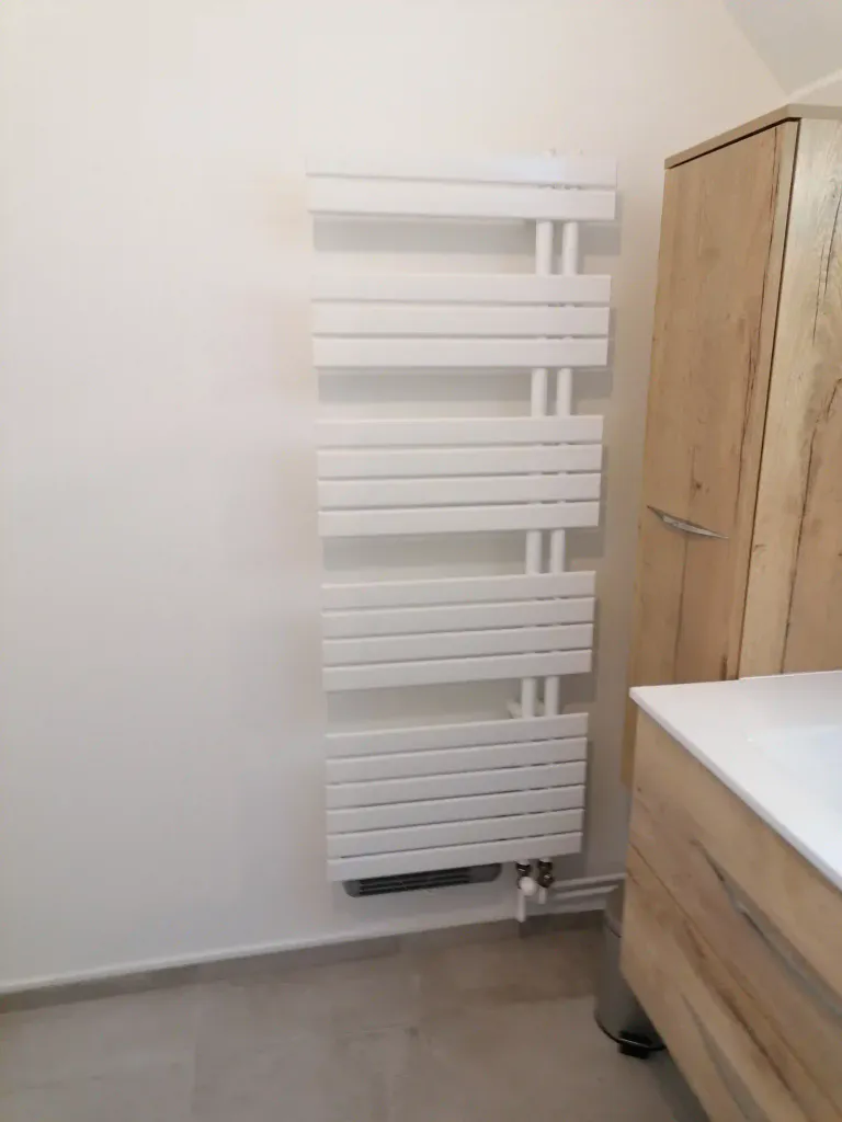 17 photo installation d un seche serviette a eau chaude avec soufflerie sdb aux sorinieres 44