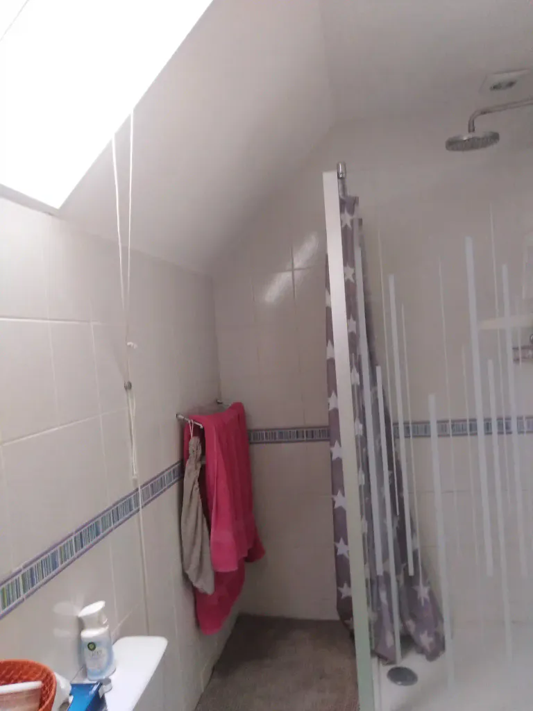 3 photos d une salle de bain avant transformation aux sorinieres 44