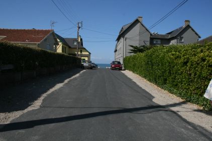 Photo de la rue prise de la maison vers la mer