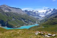 Lac de Moiry et glacier de Moiry pris depuis le sentier menant au lac des Autannes dans les Alpes suisses