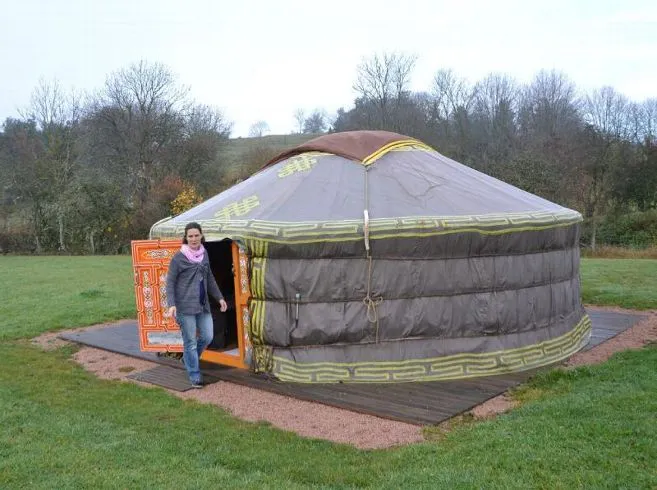 La ferme « Au pré des yourtes », située à Cordesse, propose des logements singuliers