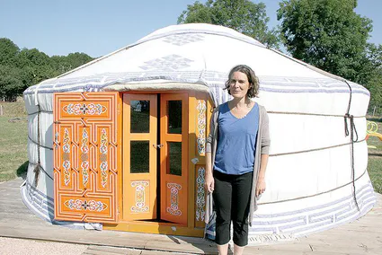 Des yourtes avec “Bienvenue à la ferme”