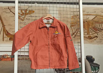 Blouson rouge sur grille2
