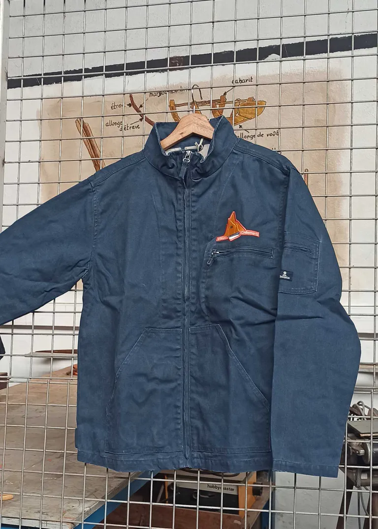Blouson bleu sur grille2