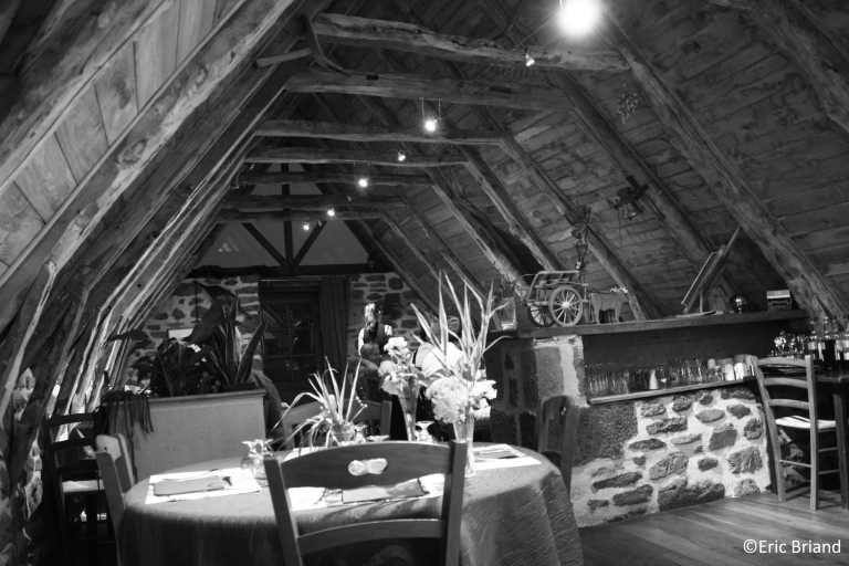 Restaurant ferme auberge dans un authentique Buron dans les monts du Cantal