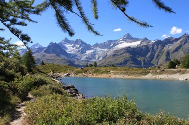 Lac Grünsee dans les Alpes et montagnes suisses / Photos de Suisse