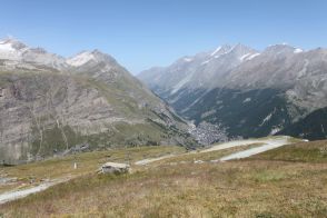  Sentier descendant vers Zermatt / Suisse