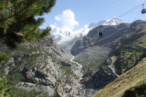 Télécabine "Matterhorn-Express" avec, en contrebas, les eaux de fonte du glacier du Gorner 