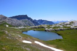 Lac non loin du col de Sanetsch / Alpes valaisannes suisses en arrière-plan