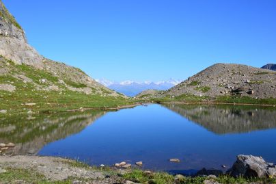 Reflets sur un petit lac des lapiaz de Tsanfleuron en Suisse / Randonnée du col de Sanetsch à la cabane Prarochet
