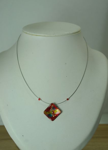 Collier-ca-ble-carre-rouge