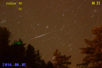 Iridiums90 54 m31 et danse du vert luisant de service et avion