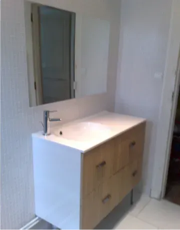 Installation meuble vasque avec tiroirs et miroir encastre dans la mosaique a reze 44400