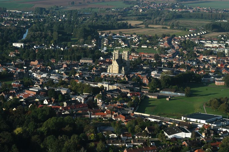 + Vue aérienne de CORBIE : au centre l'Abbatiale Saint-Pierre et la Porte d'Honneur de l'Abbaye / Photo : Pierre RENAULT, 2008, Tous droits réservés / Source : www.panoramio.com (2005-2016)