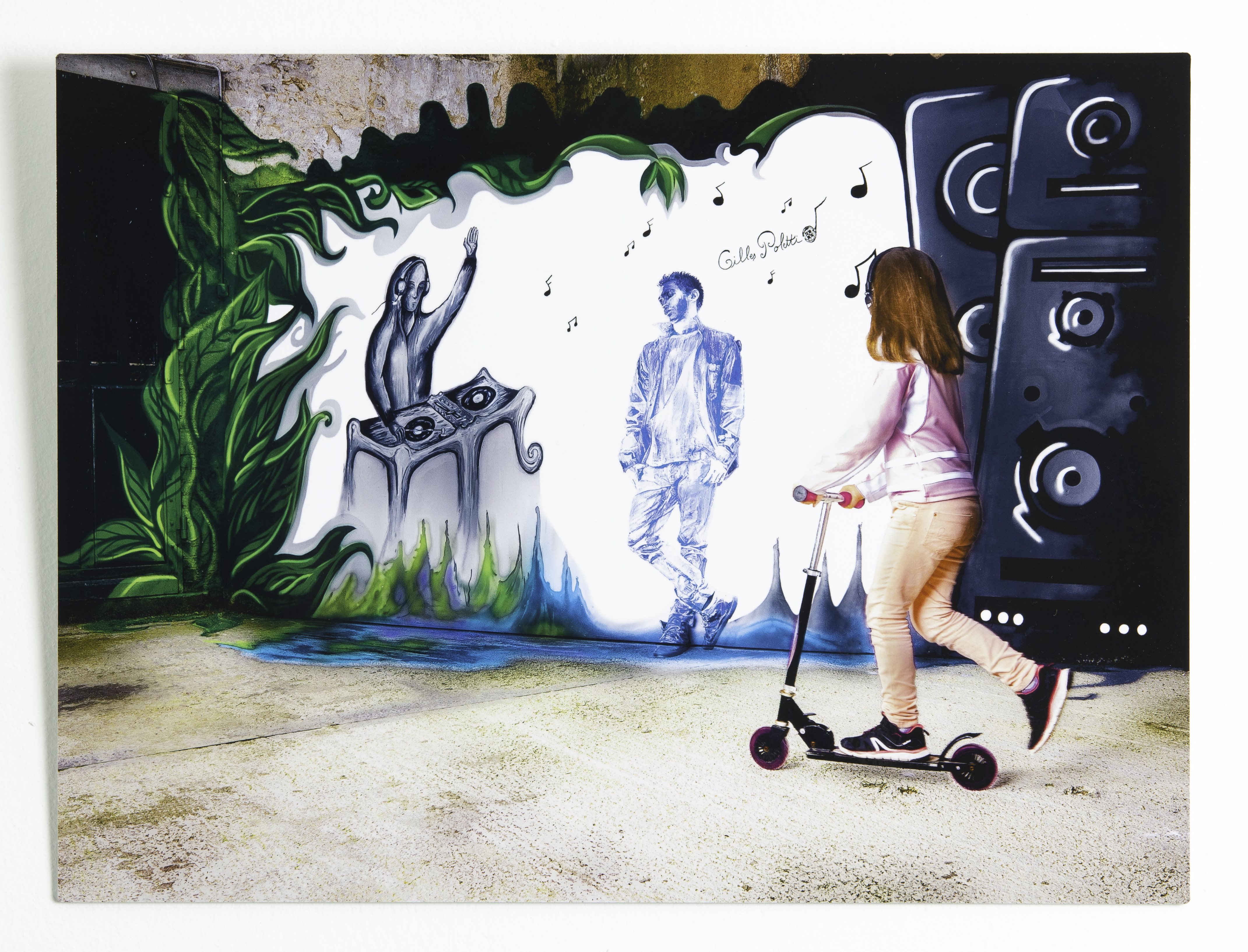 04 la petite fille a la trottinette 01 