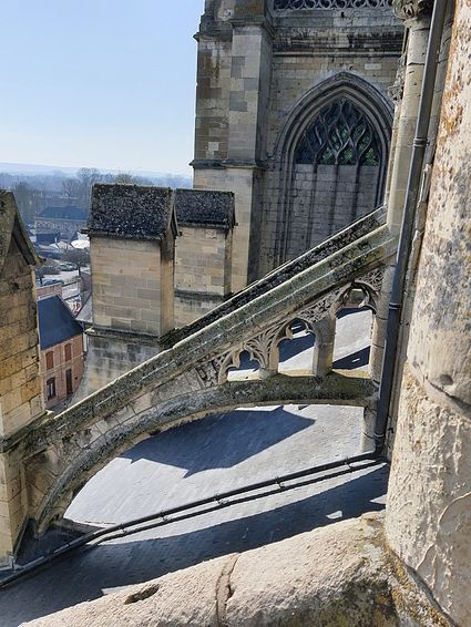 Abbatiale Saint-Pierre de CORBIE, arc-boutants sud, Photo : Bycro, Wikicommons, 08/03/2022