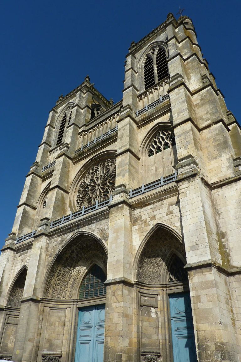 Abbatiale de CORBIE, Tours-jumelles de 55 mètres de la façade / Photo : Paul PARIS, paulparis2012@gmail.com, Tous droits réservés