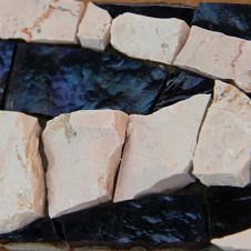 Mosaic - mosaïque - frise - décor - zébrure - marbre - verre - violet - rosé - peau de bête - zèbre - ora mosaïques