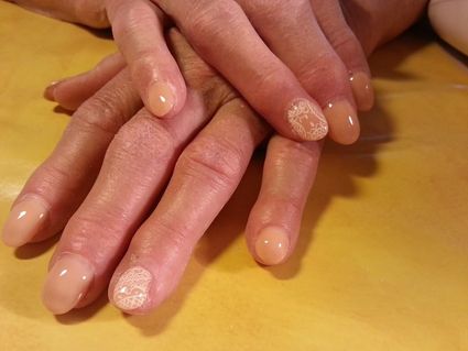 Gel nude nail art dentelle acrylique blanche