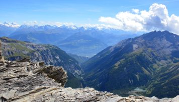 Lac de Derborence et Alpes valaisannes suisses en arrière-plan