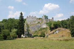 Le château de Montaigle (XIVe) dans la vallée de la Molignée.