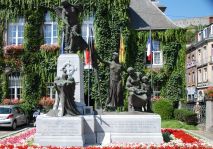Hôtel communal de Dinant; monument aux 674 martyrs victimes de la barbarie allemande de 1914. Août 2014