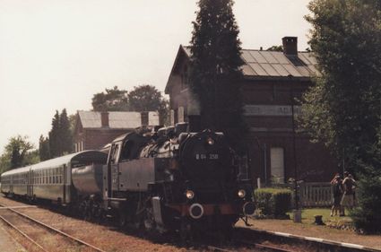 Le CF3V à l'arrêt en gare de Heer-Agimont en juillet 2000