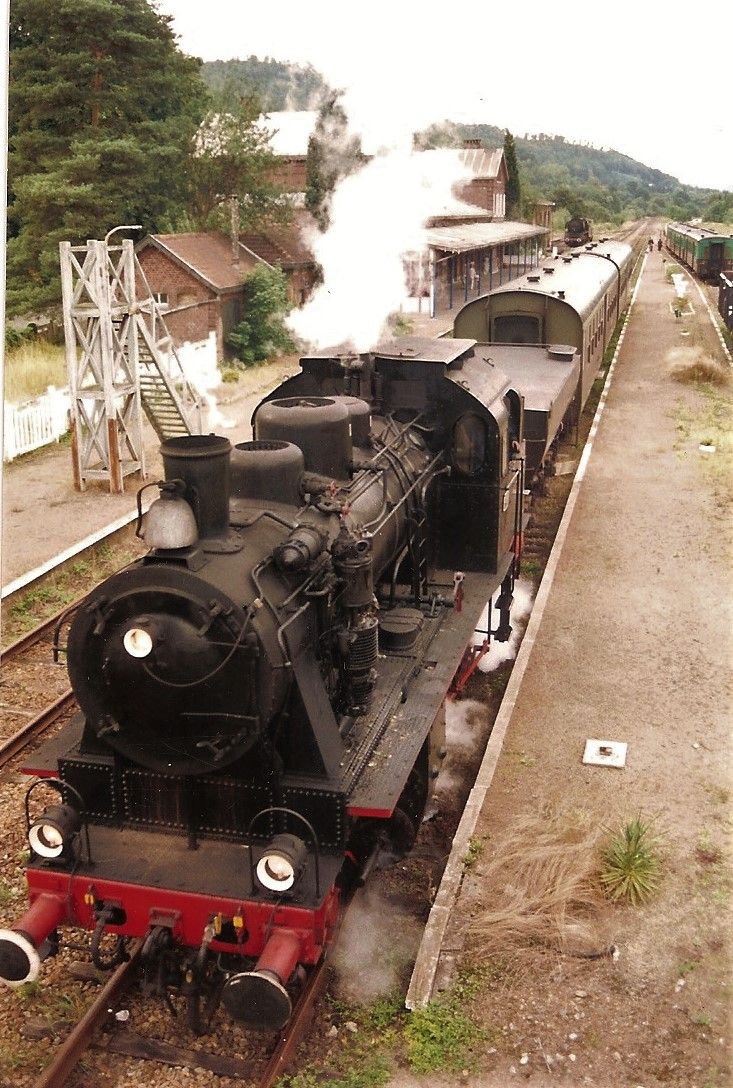 Loco vapeur du CF3V circulant en gare de Heer-Agimont (1994)
