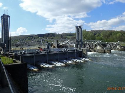Le barrage d'Hermeton équipé (enfin) des turbines de la centrale électrique. Avril 2017