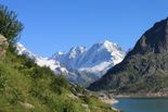 Lac d'Emosson avec vue sur le massif du Mont-Blanc