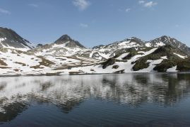 Splendides reflets sur un des Lacs de Fenêtre / Alpes suisses
