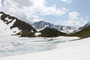 Lac de Fenêtre gelé / Alpes valaisannes suisses