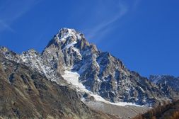Aiguille du Chardonnet dans le massif du Mont-Blanc