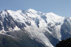 (De gauche à droite) Glacier des Bossons et Glacier de Taconnaz dans le massif du Mont-Blanc