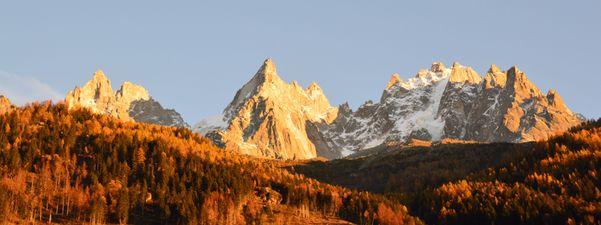 (De  gauche à droite) Aiguille des Grands Charmoz, Aiguille de Blaitière et Aiguille du Plan dans le massif du Mont-Blanc