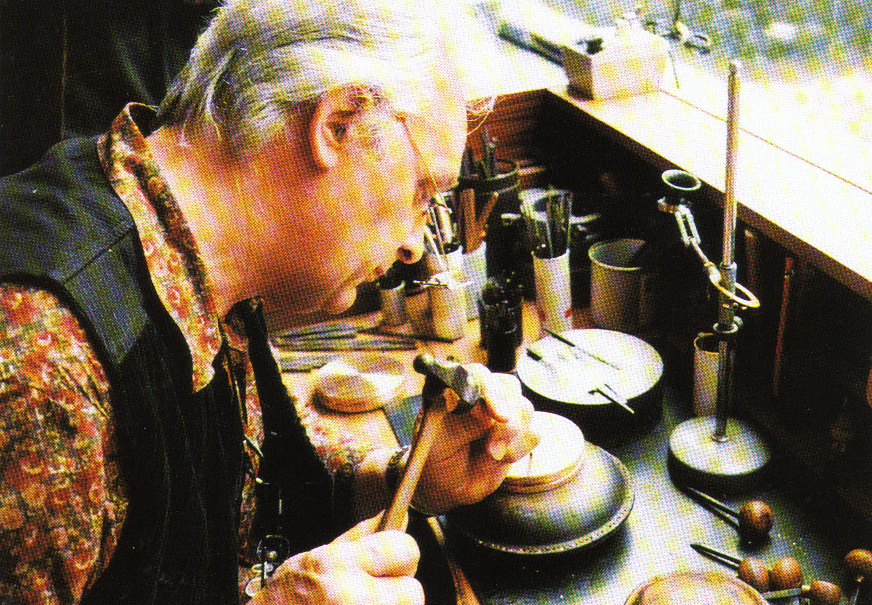 1996 gerard buquoy maitre graveur de la monnaie de paris excecutant les euros de bourges