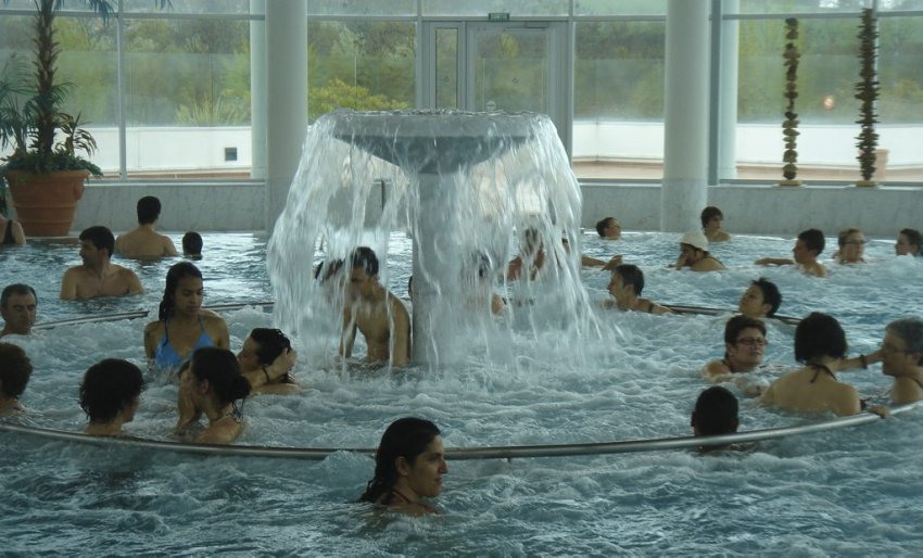 vue générale du bassin hydrojets massant où bain bouillonnant 