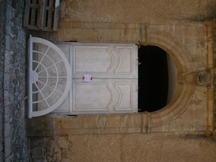 Porte cour d honneur abbaye de lagrasse en cours de pose 