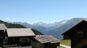 Randonnée au glacier d'Aletsch dans les Alpes suisses / Le village de Bettmeralp