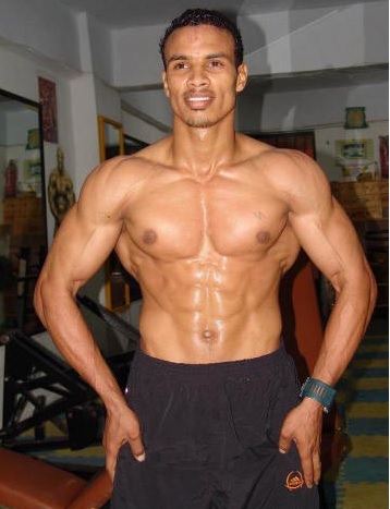observer la mise en valeur des muscles du bodybuildeur grâce à la congestion musculaire 