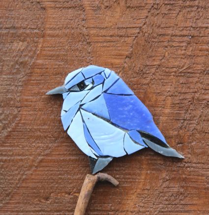 mosaique - tableau - oiseau - plumes - cadre - jaune - bleu - bois - crochet - verre - bird - oiseau mosaïque - ora mosaiques.
