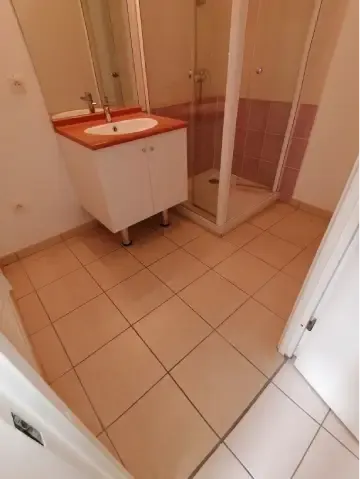 Salle de bains a reze avant renovation du sol