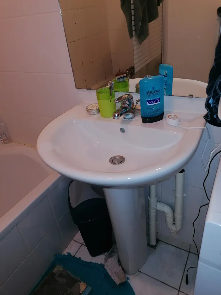 Salle de bain avant demontage lavabo a vertou