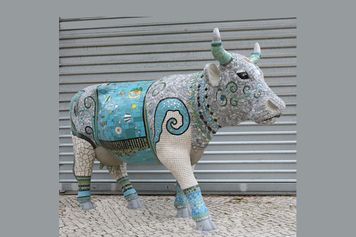 Vache de la Cow Parade. Réalisation sur support résine pour le Forum de Point P. Sculpture en mosaïque de verre, pierre et billes. Vendue aux enchères en 2007.