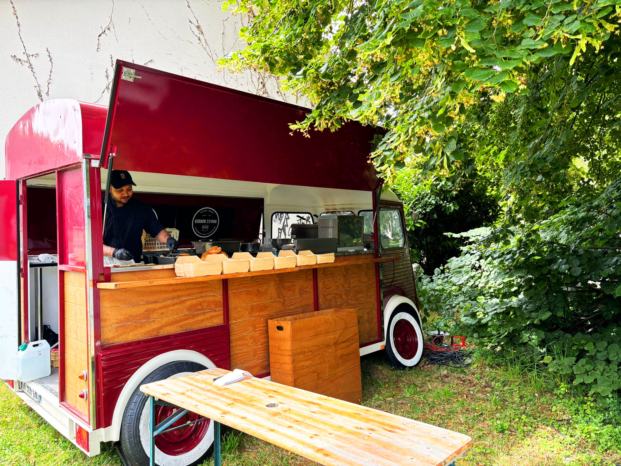 Notre food truck "Roulez Burger" offre une prestation de service qualitative comme ses burgers !