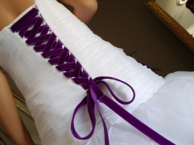 robe organza plissé
motifs fleurs violette
Plumes violette
Robe strass
Dos lacet violet
Dos lacet
Dos lacet velours