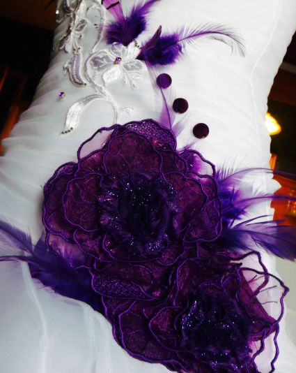 robe organza plissé
motifs fleurs violette
Plumes violette
Robe strass