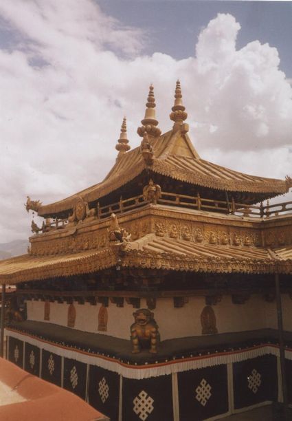 Un détail du toit du Jokhang, premier Temple bouddhiste du Tibet à Lhassa, 